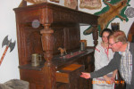 Even wat anders!... Kijk, dat is het betere vakwerk!...