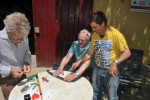Lica wordt door ons geholpen met een lekke band