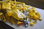 En met knippen van stroken afvalplastic in alle kleuren...