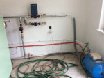 Een hydrofoor (rechts) voor de juiste waterdruk.