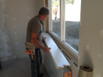 Vensterbanken en architraven worden aangebracht